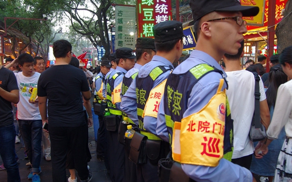 西安多景区人山人海 警察组人墙分流保安全