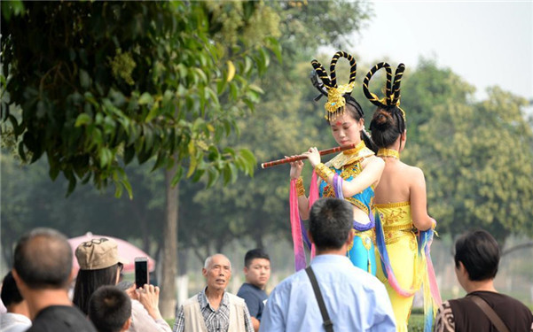 “活体雕塑”亮相大明宫遗址 展现唐代风貌