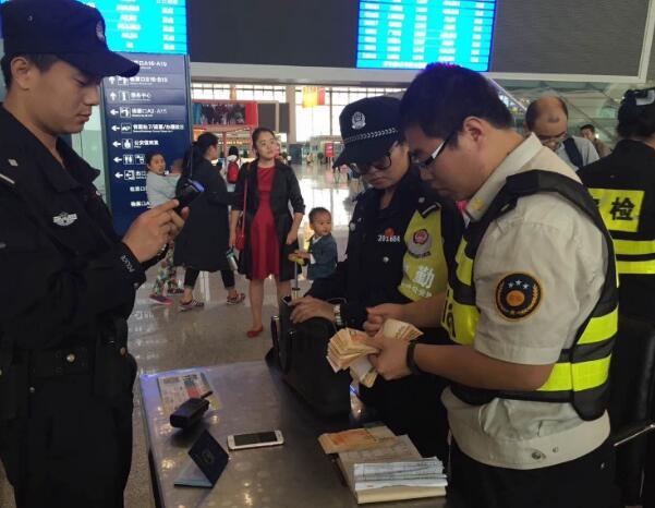 粗心乘客过安检时丢18万港币 上车后才发现包不见了