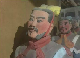 长见识！西安山寨兵马俑有双眼皮、大红唇