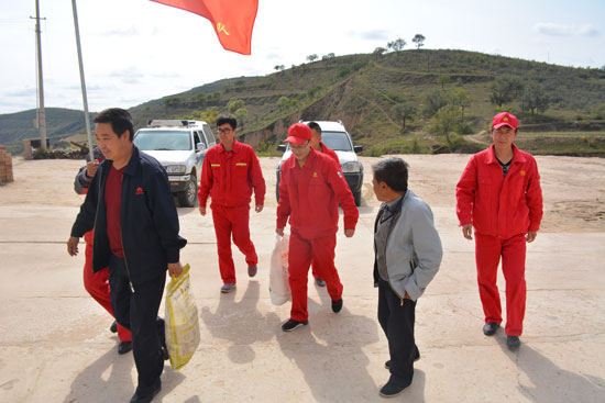 吴起采油厂: 九九重阳节为孤寡老人撑起爱心