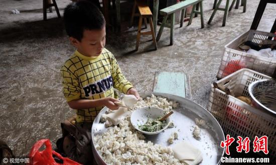 8岁留守娃陪爷爷奶奶出摊 一天包上万馄饨