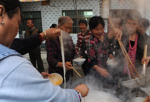 长安区五六百老人同庆重阳节 吃流水席不亦乐乎