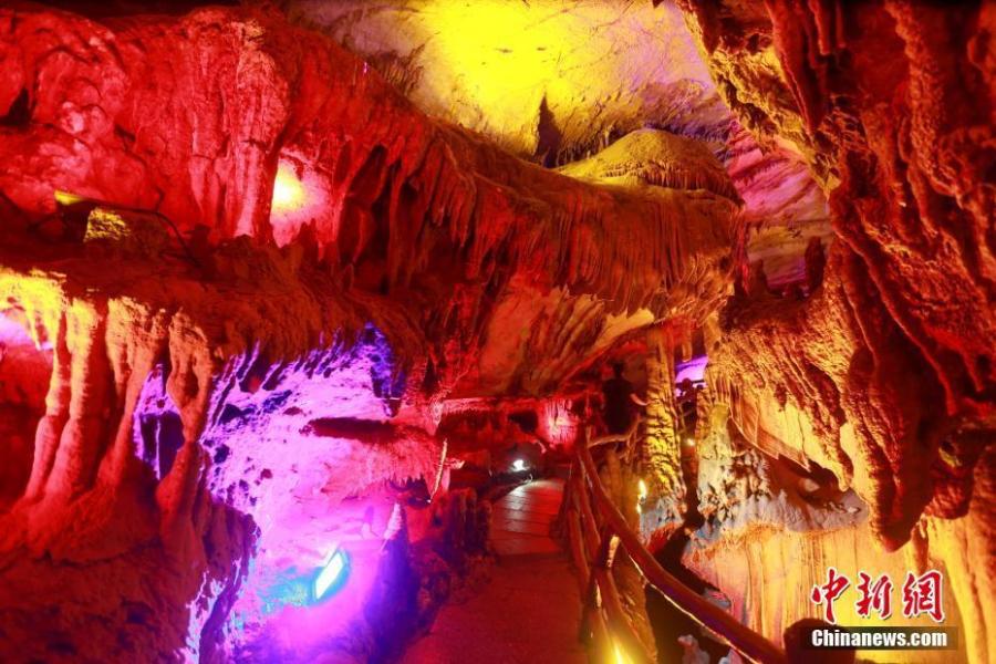在福建省连城县赖源乡海拔760—900米、近二平方公里的高耸险峻的石灰岩山岭之间,错落着“幽琴洞”“仙云洞”“石燕洞”等十三个大小不一的溶洞,被誉为“华东第一溶洞群”。穿过历经400年沧桑、明朝万历年间修建的古廊桥“万隆桥”,就来到了2016年元旦对外正式开放的“幽琴洞”。“幽琴洞”洞口海拔893米,全长约965.9米,洞内平面面积约3376.5平方米,为地下河侵蚀形成的廊道式溶洞,洞内支洞发育,百转千回,洞邃幽长,由垂直向上分布的三层溶洞组成,洞中套洞、洞洞相通,形成层次复杂的溶洞系统。步入“幽琴洞”,