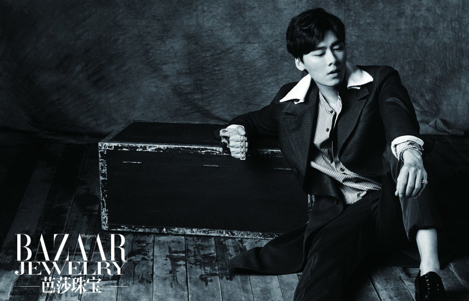 \ 李易峰为某杂志拍摄时尚大片 侧颜冷峻展现迷人风尚