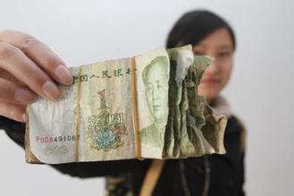 西安公交三公司一年收6万假残币 投币箱内还有垃圾