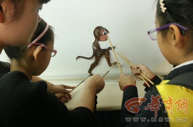 绘并重,皮影的制作要经过选皮,制皮,画稿,过稿,镂刻,敷彩,发汗熨平,缀