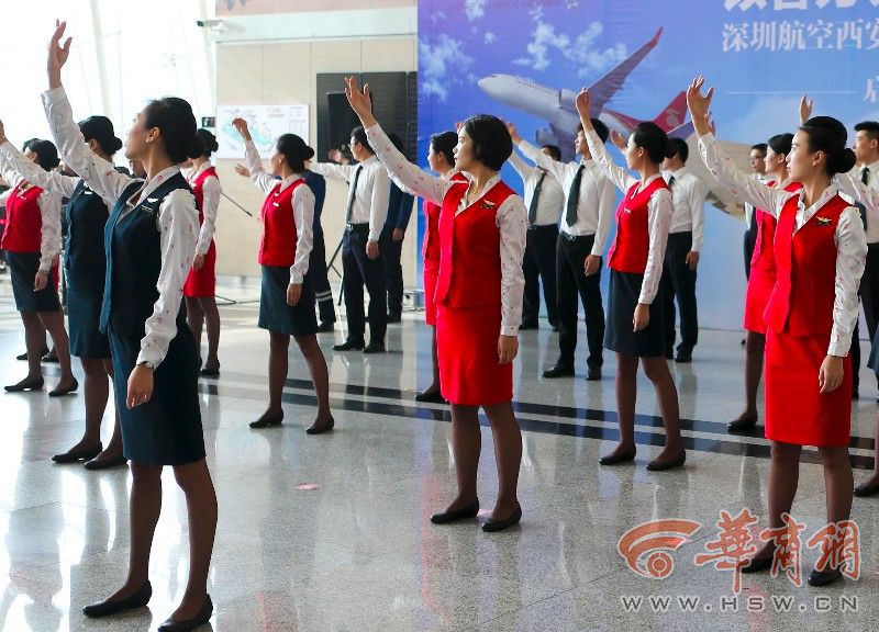 咸阳机场航站楼里美女空姐玩"快闪"迎接旅客