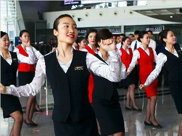 咸阳机场航站楼里美女空姐玩"快闪"迎接旅客