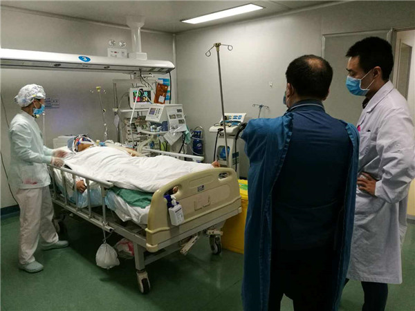 西安小寨路派出所民警突发脑溢血晕倒在工作岗位