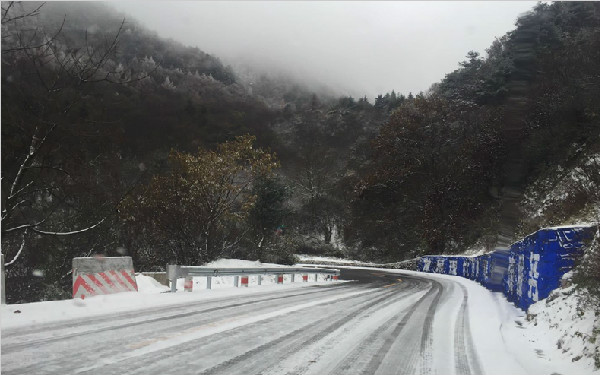 秦岭昨天飘雪啦 阴雨近尾声今晨或现入秋以来最低温