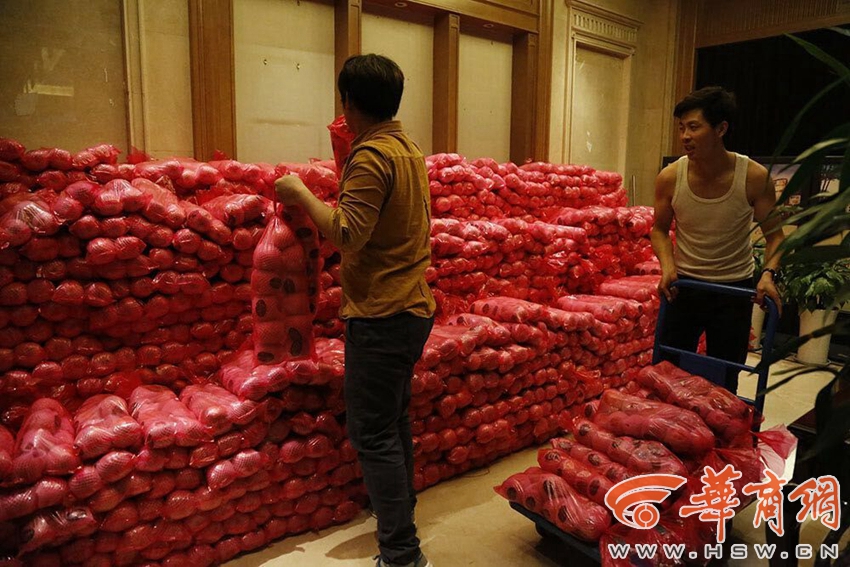 八零后媒体人替父老卖苹果 爱心企业采购十吨请市民免费吃