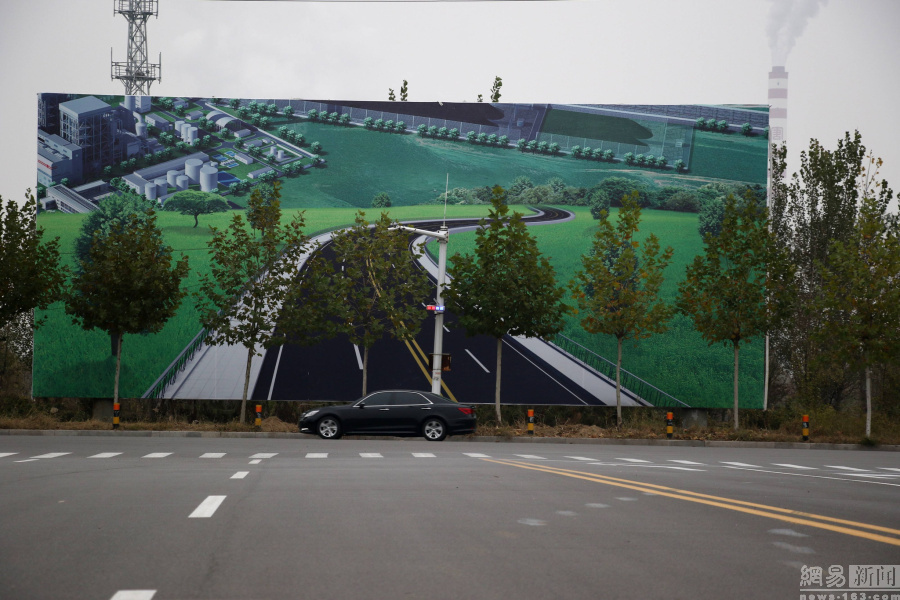 公路尽头现3d巨幅街景画