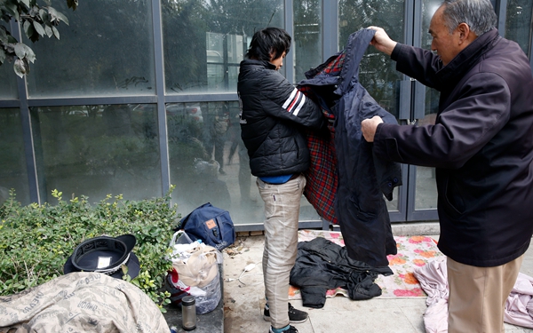 小伙社区流浪一年多 记者城管联动送其进救助站