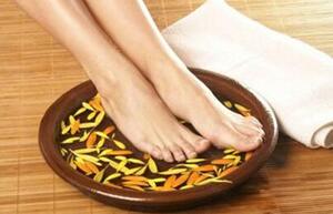 每晚泡脚致双足溃烂 医生:40℃的水温20分钟即