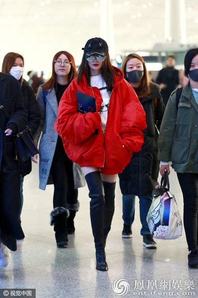 老公刘恺威被曝出轨 杨幂机场秀腿心情不受影