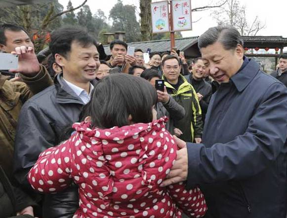 习近平在井冈山八角楼革命旧址群参观时，与村民们互动