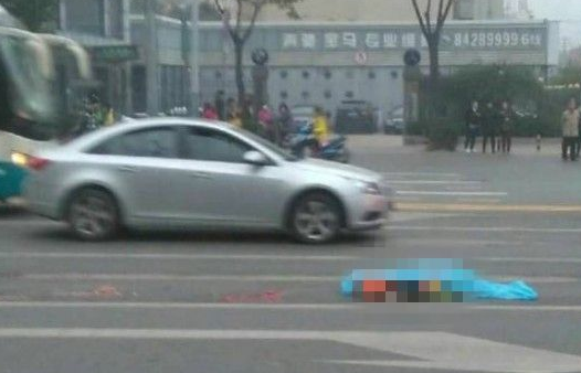 六旬保洁员被37路公交撞亡 肇事司机到案接受调查