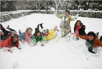 从高空到微观看雪花 洁白雪花含杂质细菌切勿食用