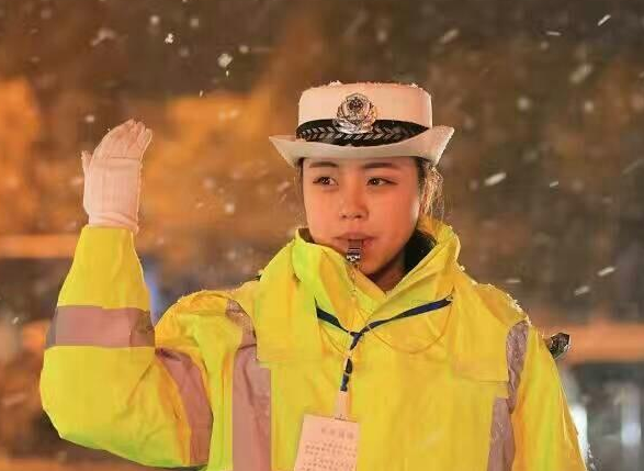 最美女交警雪中坚守岗位