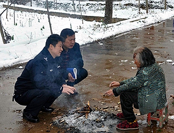 商洛90岁老太躺在雪地里 嘴唇被冻紫额头血流不止