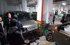 女子开车"连环撞" 8辆车躺枪