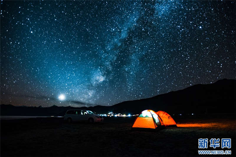 11月22日晚羊湖的星空。新华网　达娃　摄