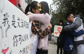 大学生扮"艾滋病患者"求拥抱 宣传防艾知识