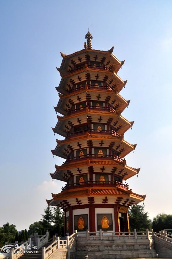 =999) this.width=1000;" class="showappimg" > 七宝塔全名叫做七宝琉璃玲珑塔。始建于2002年。塔高47米,共7层。塔体采用了底层为四大天王中的北天王多闻天王毗沙门,护财守富;宝塔第二层供奉的是 最熟悉的南海观音菩萨;第三层供奉的是消灾延寿药师佛;第四层为阿弥陀佛(应该是法力最强的如来佛祖吧);第五层为地藏王菩萨;第六层为文珠师利菩萨;第七层为文曲星君。