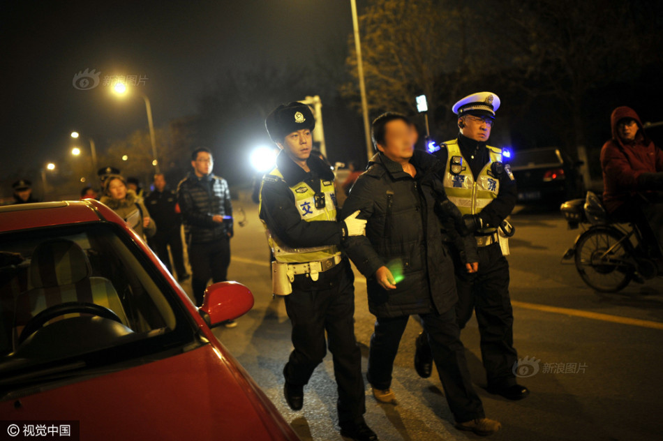 交警放大招!抓酒驾者去太平间醒酒 你敢看吗?