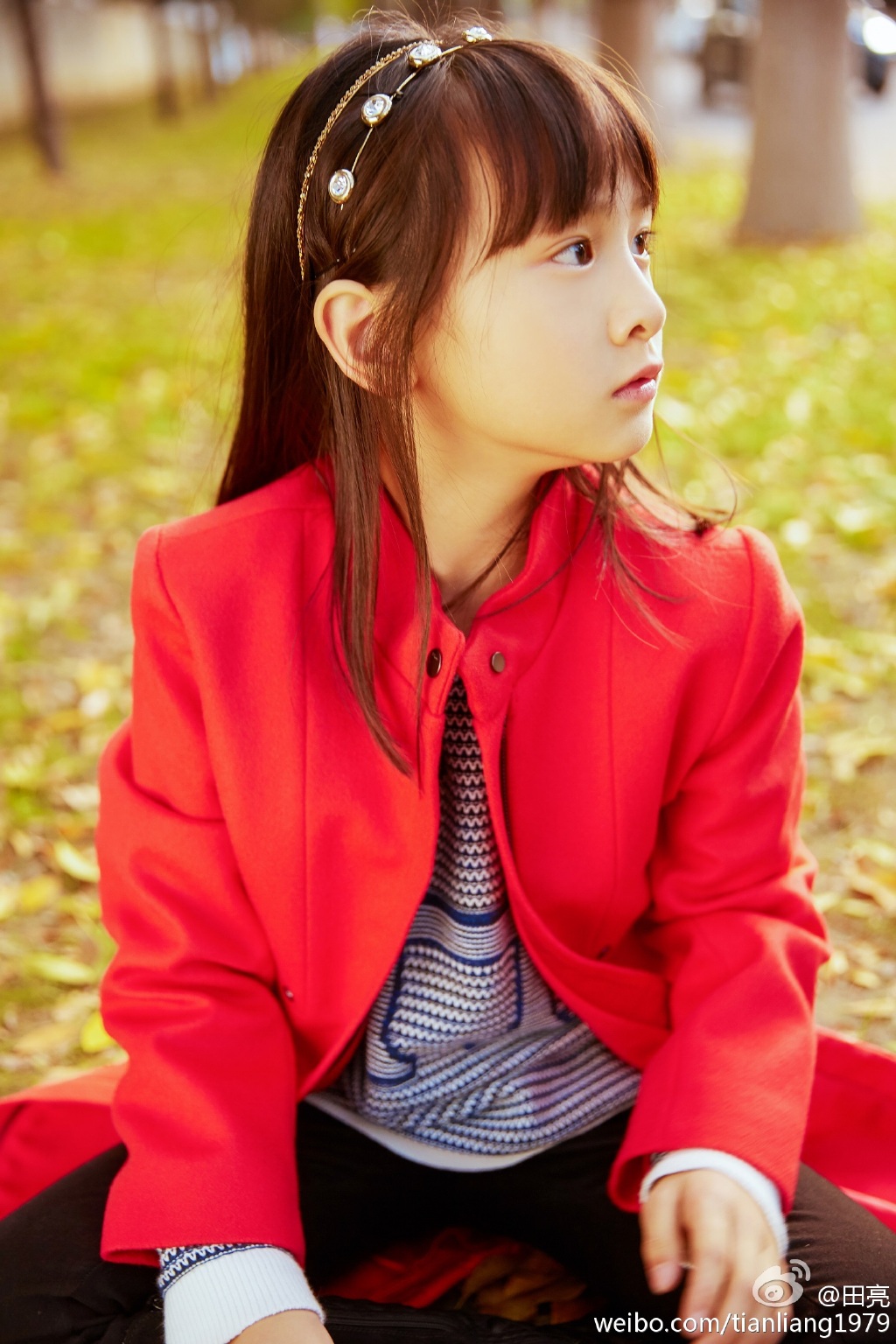 森碟穿变文艺小公主 坐落叶 地毯 淑女范儿十足