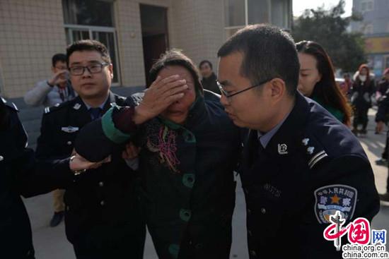 陕西华阴18年命案终告破 死者老母锦旗赠干警