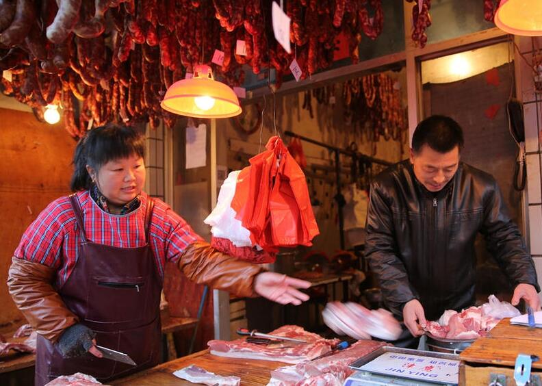 西安夫妻肉店代客加工香肠30年 老板娘忆往事流泪