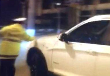 西安交警雁翔路夜查酒驾 一浙江牌照宝马加速驶离