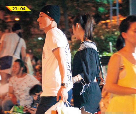 “霍心”在大婚之后 亲密牵手逛街（资料图）