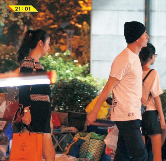 “霍心”在大婚之后 亲密牵手逛街（资料图）
