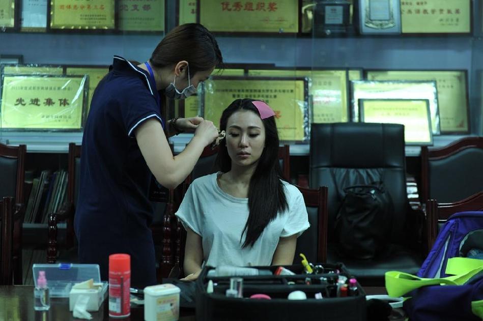 80后女孩从模特变身拳击赛性感举牌宝贝|模特