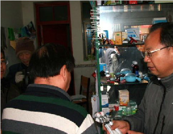 鱼化寨黑诊所里过期药品多 医疗垃圾用来烧炉子