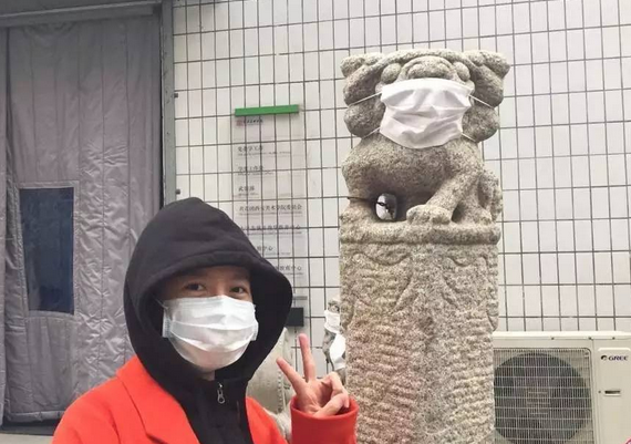 西安美院栓马桩雾霾天戴口罩 看完心里酸酸的