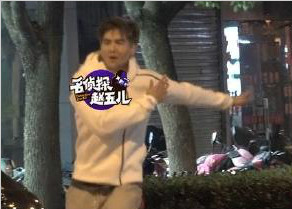 彭于晏被偷拍的照片好奇怪 你蹦蹦跳跳的在干啥?