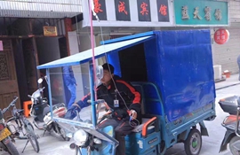 敬业word哥：一快递小哥打着吊瓶送快递