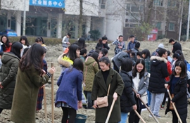 开种田课:学生刨土挣学分