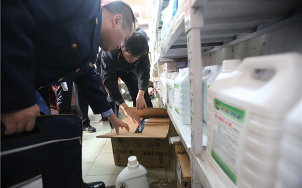 西安多部门查处洗染行业 抽查5家干洗店4家不规范