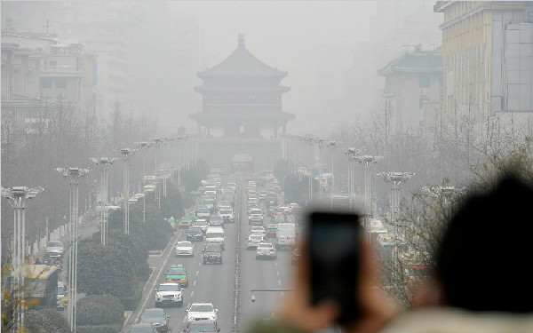 雾霾天气下的西安建筑