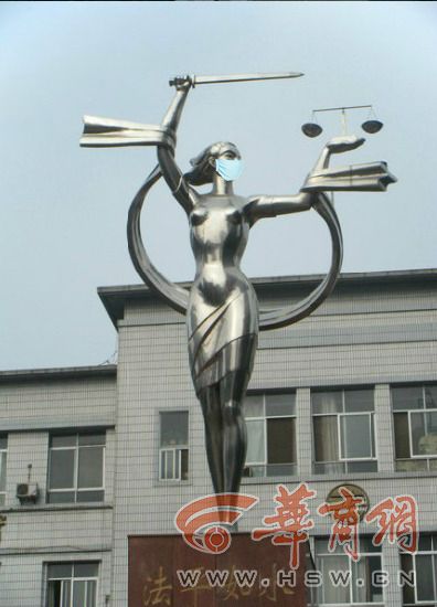 西北政法学院雕塑.jpg