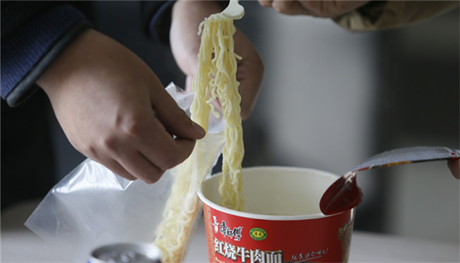 吃泡面喝汽水会胀肚子？一小伙胃泡胀大至3倍