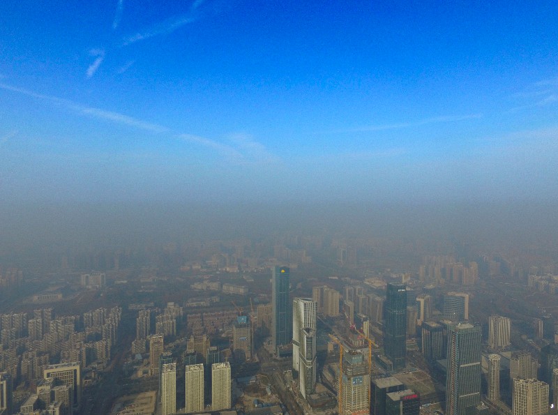 500米高空看西安 雾霾笼罩第一高楼
