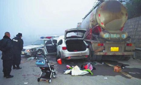 旬邑两男子驾车到四川贩毒返程中冲卡撞毁警车