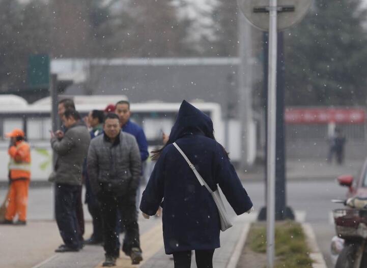 听说圣诞最配雪！ 西安圣诞节雪花飘飘 驱散雾霾