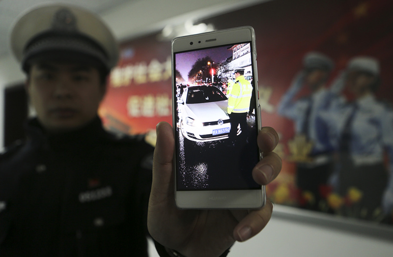 女子广济街十字遇交警执法拒不配合 发视频连问"凭啥"